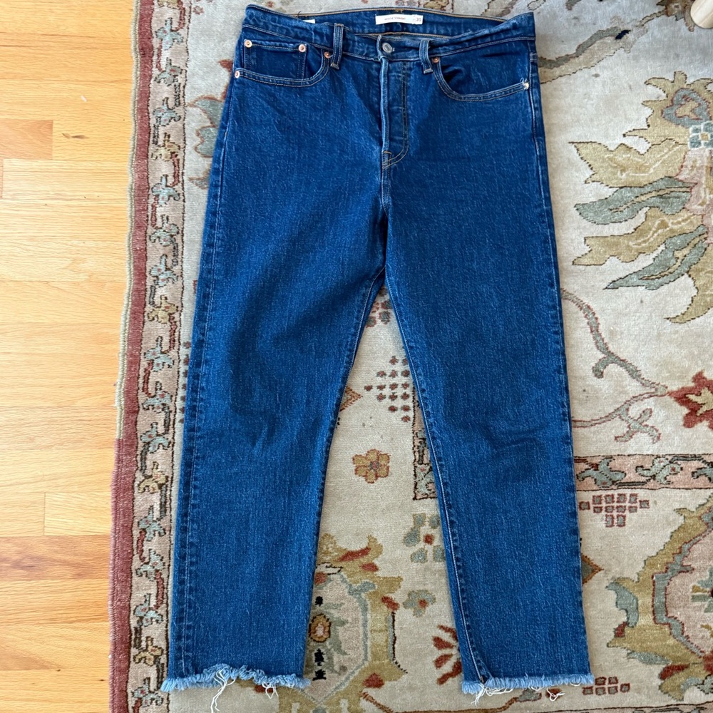 RARELY WORN Levi Wedgie Straight Jeans size 30